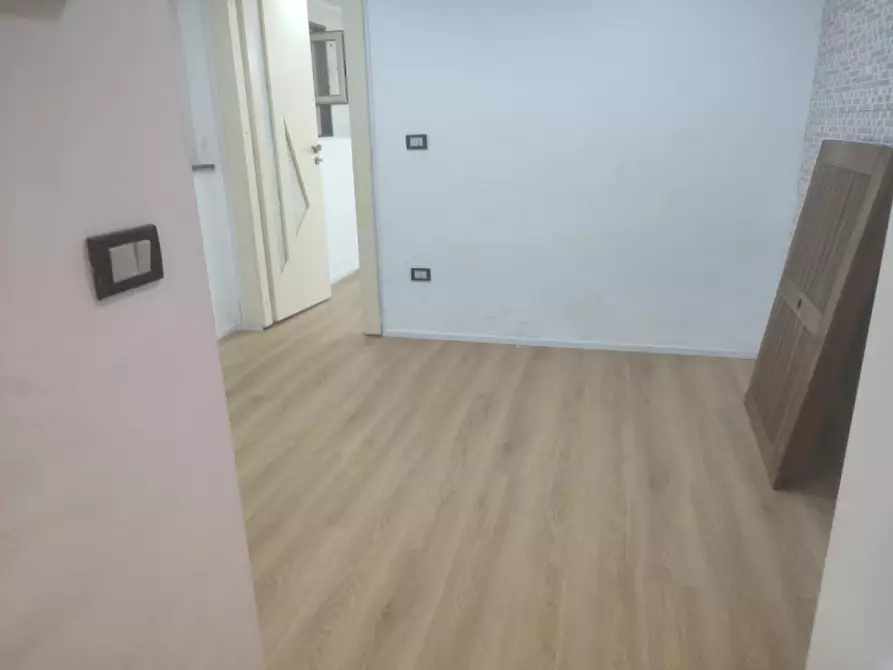 Immagine 31 di Negozio in affitto  in via bonito 52 a Napoli