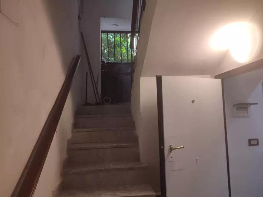 Immagine 32 di Negozio in affitto  in via bonito 52 a Napoli