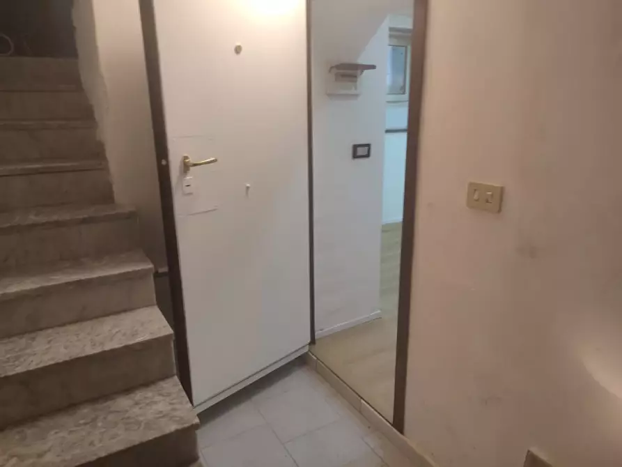 Immagine 33 di Negozio in affitto  in via bonito 52 a Napoli