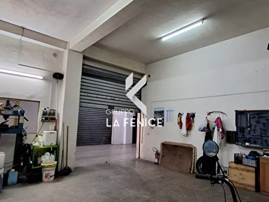 Immagine 11 di Magazzino in vendita  in via Federico II a Locorotondo