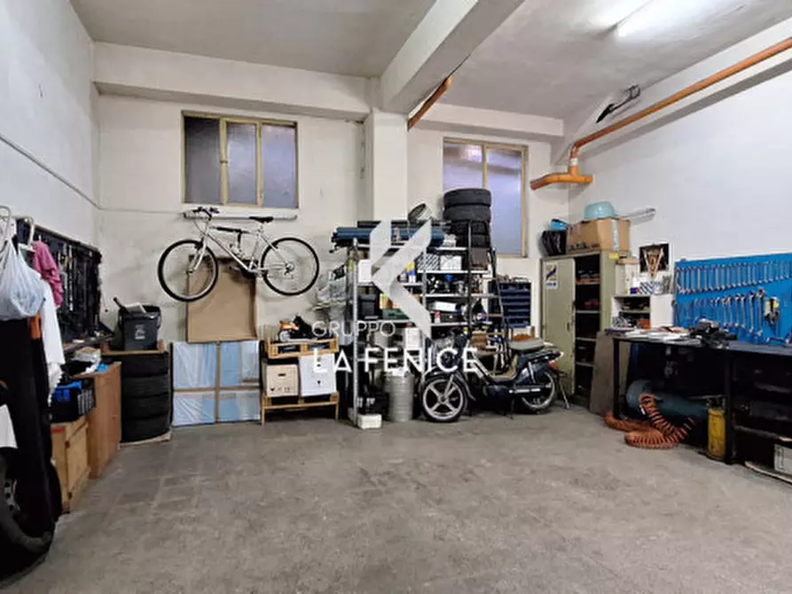 Immagine 15 di Magazzino in vendita  in via Federico II a Locorotondo