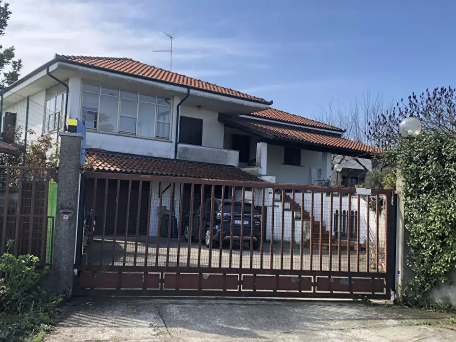 Immagine 1 di Villa in vendita  in Strada Collina Ronzone   14/A a Casale Monferrato