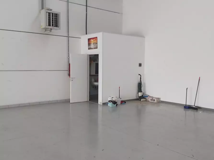 Immagine 2 di Capannone industriale in vendita  a Padova
