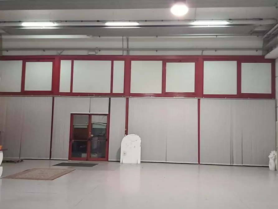 Immagine 11 di Capannone industriale in vendita  a Padova