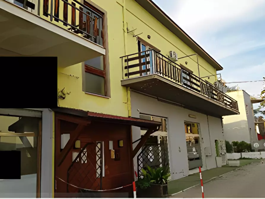 Immagine 10 di Attività commerciale in vendita  in Viale Antonelli, 6 a Montesilvano