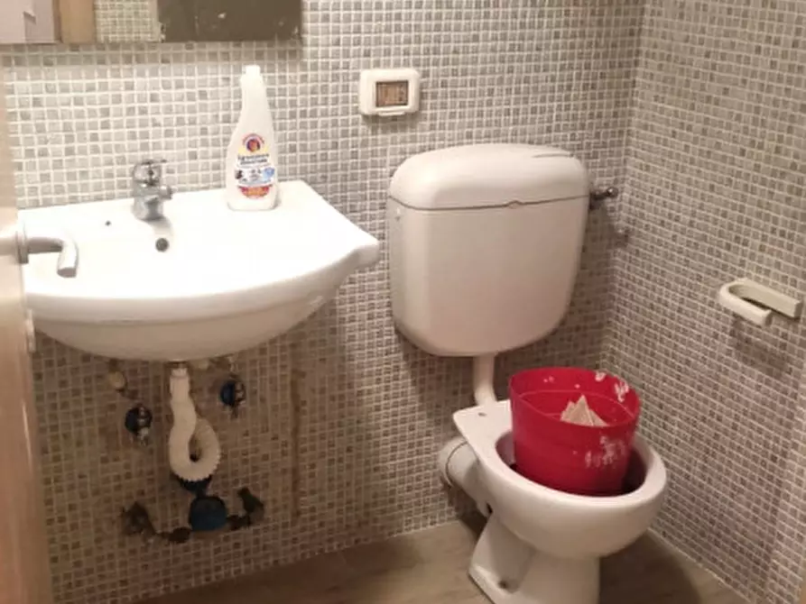 Immagine 6 di Negozio in affitto  in Via Ottavio Assarotti a Roma