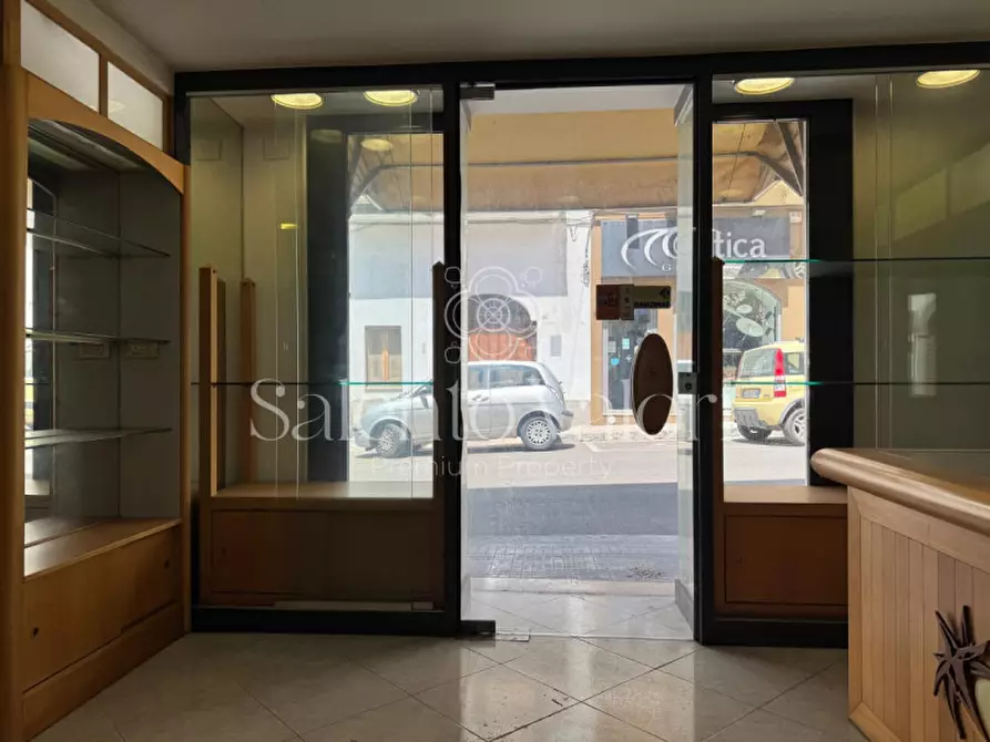 Immagine 16 di Attività commerciale in vendita  in via Impero 92 a Parabita