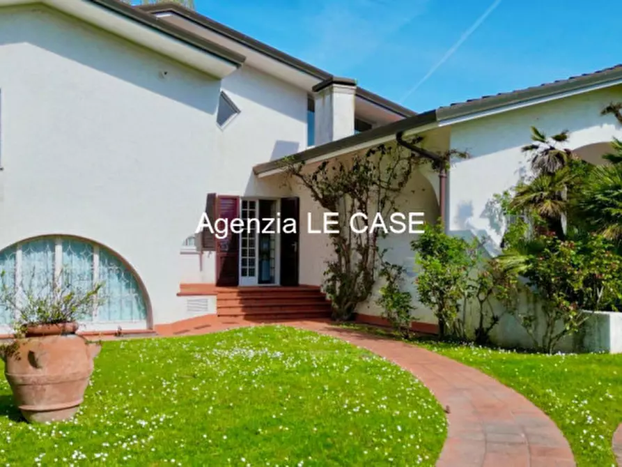 Immagine 3 di Villa in vendita  in via Simone Martini a Forte Dei Marmi
