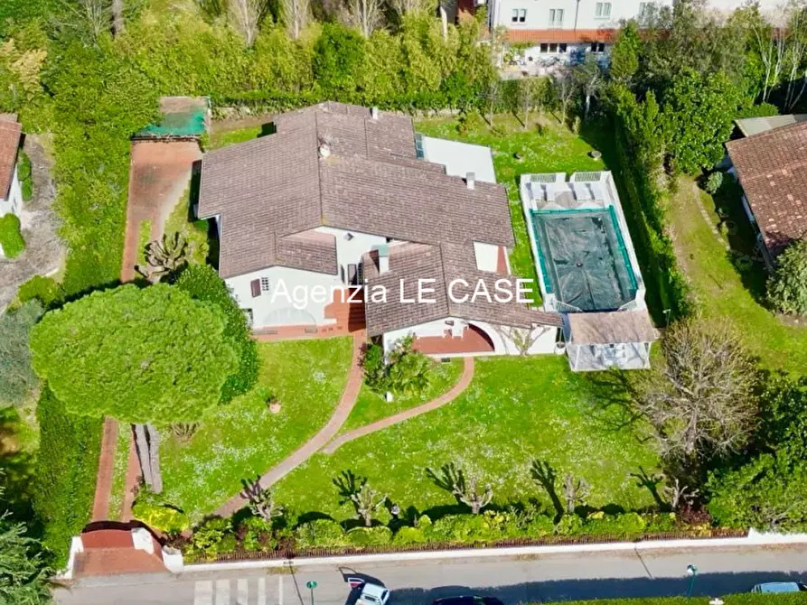 Immagine 4 di Villa in vendita  in via Simone Martini a Forte Dei Marmi