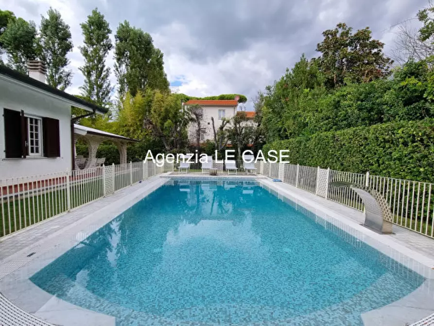 Immagine 8 di Villa in vendita  in via Simone Martini a Forte Dei Marmi