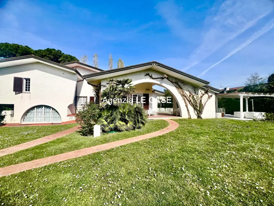 Immagine 39 di Villa in vendita  in via Simone Martini a Forte Dei Marmi