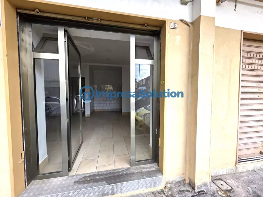 Immagine 6 di Negozio in affitto  in Via Federico II a Napoli