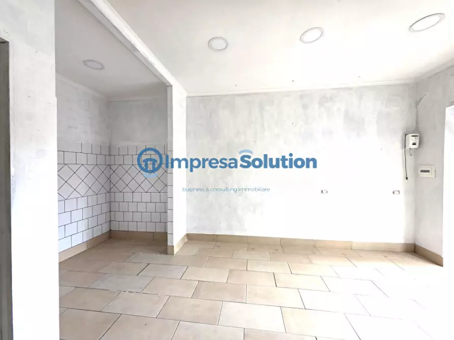 Immagine 11 di Negozio in affitto  in Via Federico II a Napoli