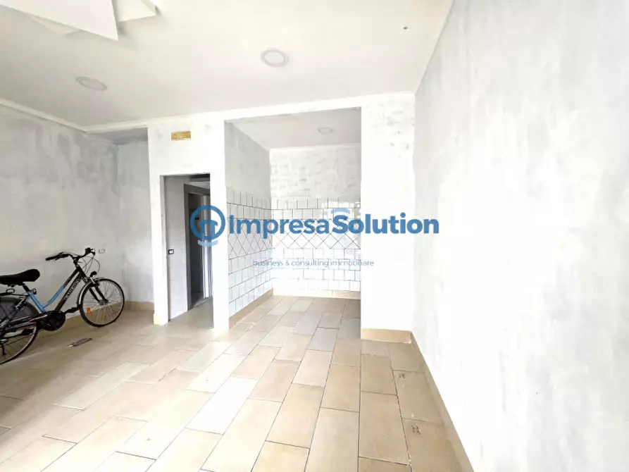 Immagine 12 di Negozio in affitto  in Via Federico II a Napoli