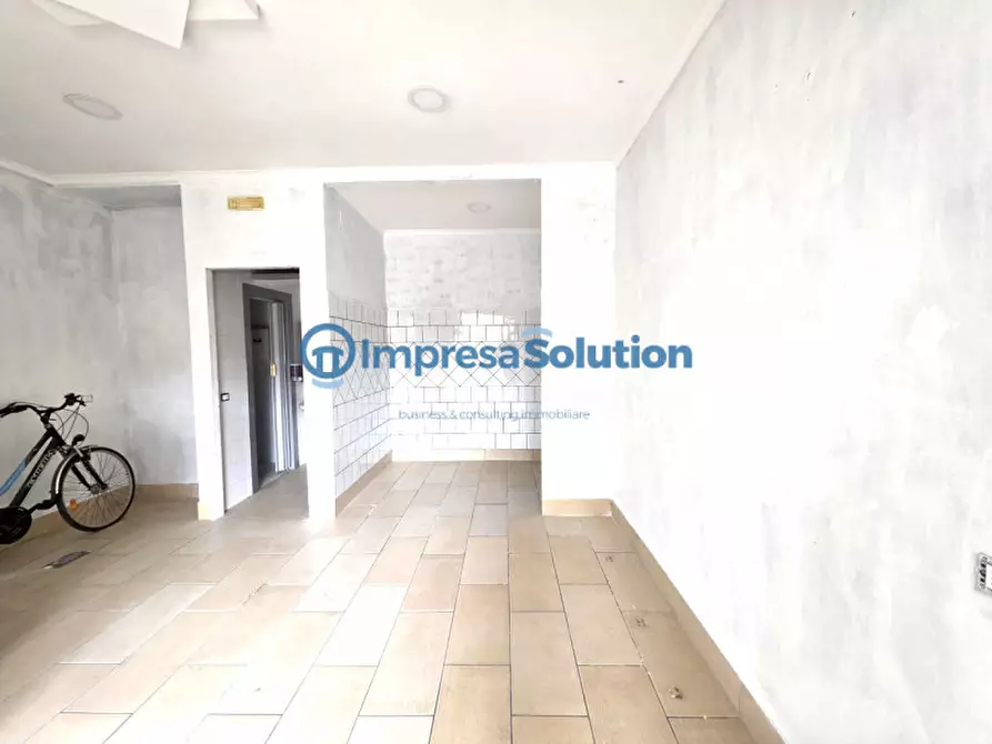 Immagine 13 di Negozio in affitto  in Via Federico II a Napoli