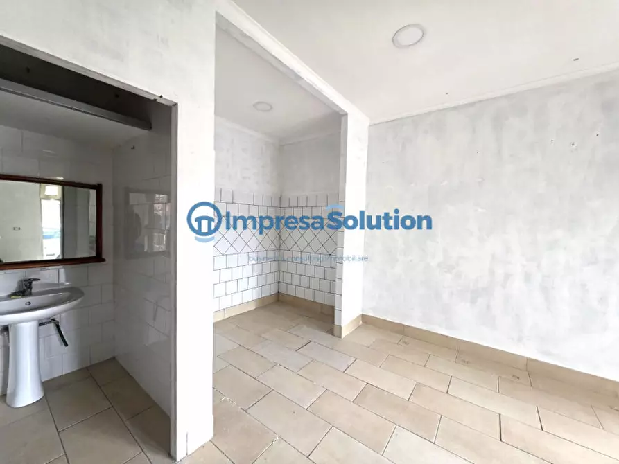 Immagine 14 di Negozio in affitto  in Via Federico II a Napoli