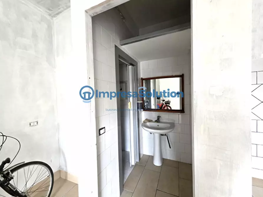 Immagine 15 di Negozio in affitto  in Via Federico II a Napoli