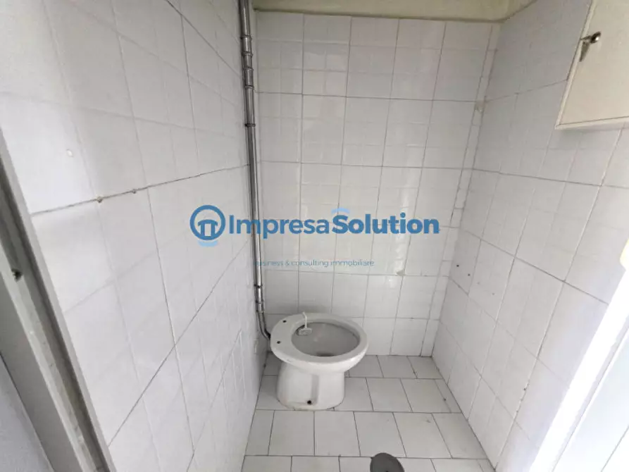 Immagine 16 di Negozio in affitto  in Via Federico II a Napoli