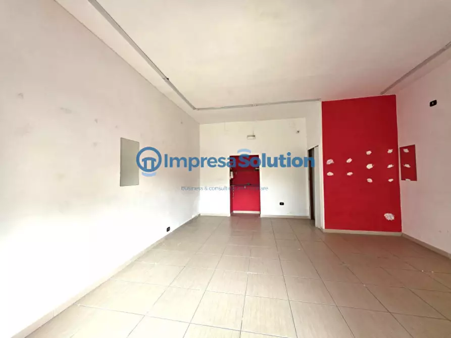 Immagine 11 di Negozio in affitto  in Via Federico II a Napoli