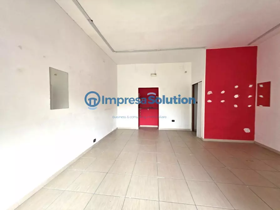 Immagine 12 di Negozio in affitto  in Via Federico II a Napoli