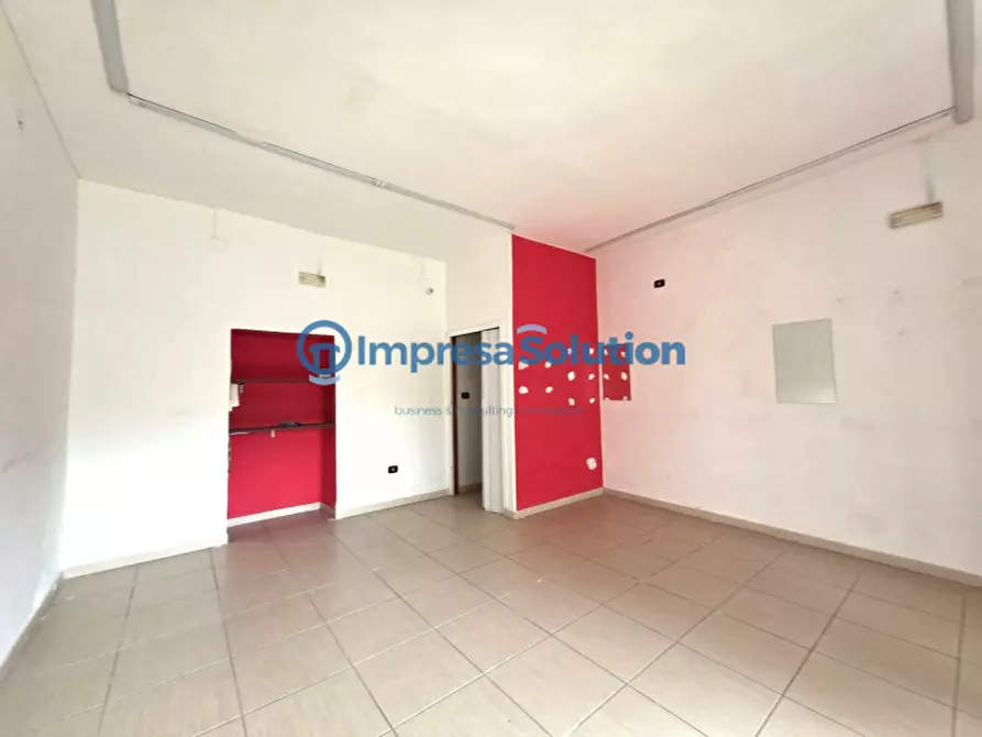 Immagine 13 di Negozio in affitto  in Via Federico II a Napoli