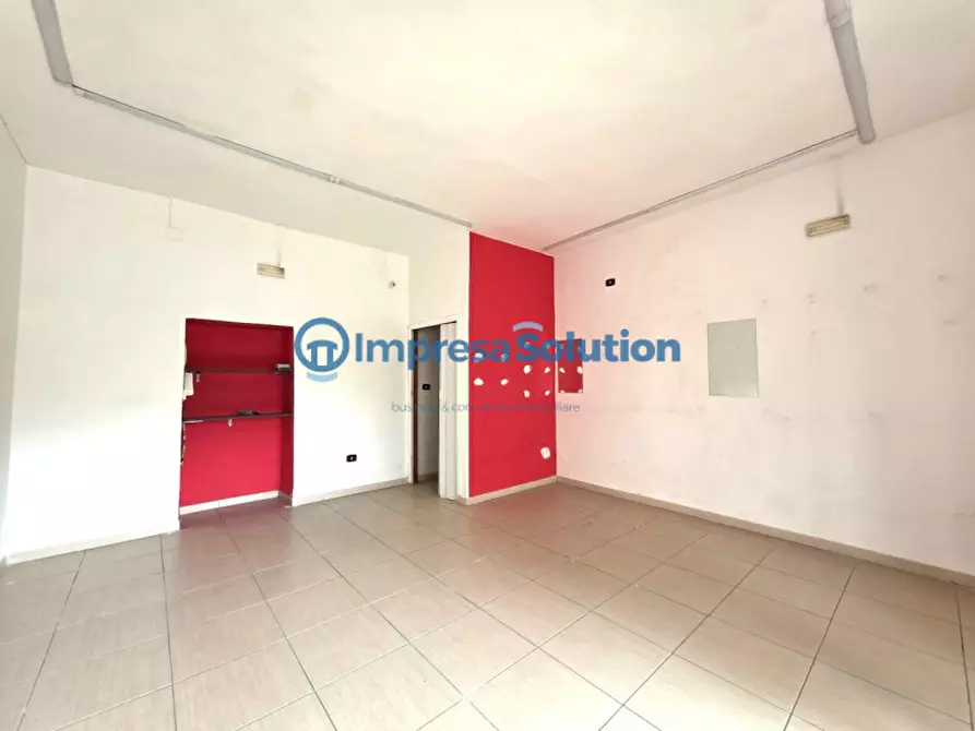 Immagine 14 di Negozio in affitto  in Via Federico II a Napoli