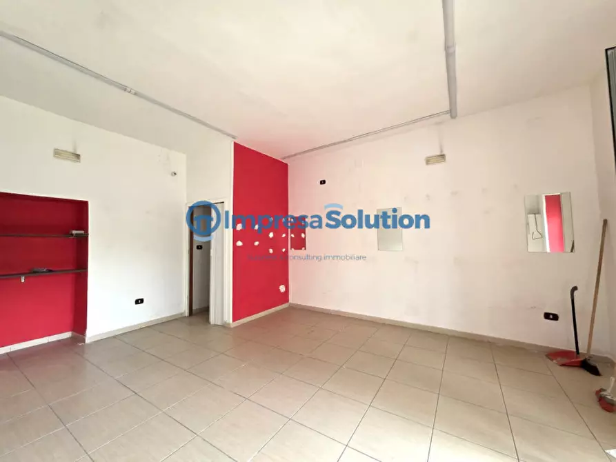 Immagine 16 di Negozio in affitto  in Via Federico II a Napoli