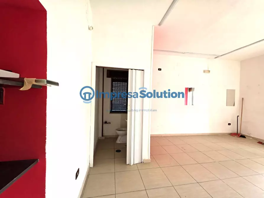 Immagine 17 di Negozio in affitto  in Via Federico II a Napoli