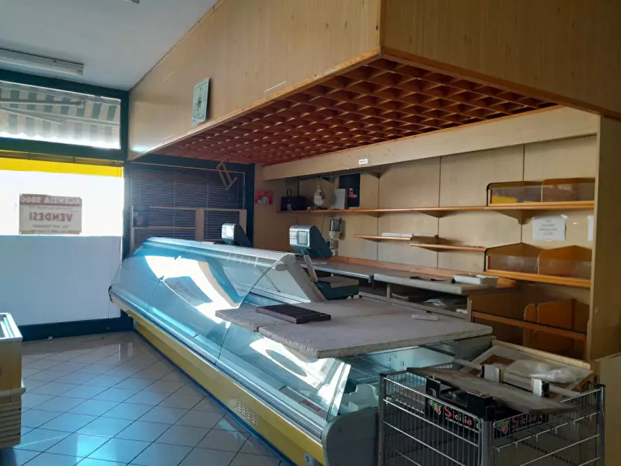 Immagine 2 di Negozio in vendita  in Via Guglielmo Marconi 5 a San Pietro Viminario