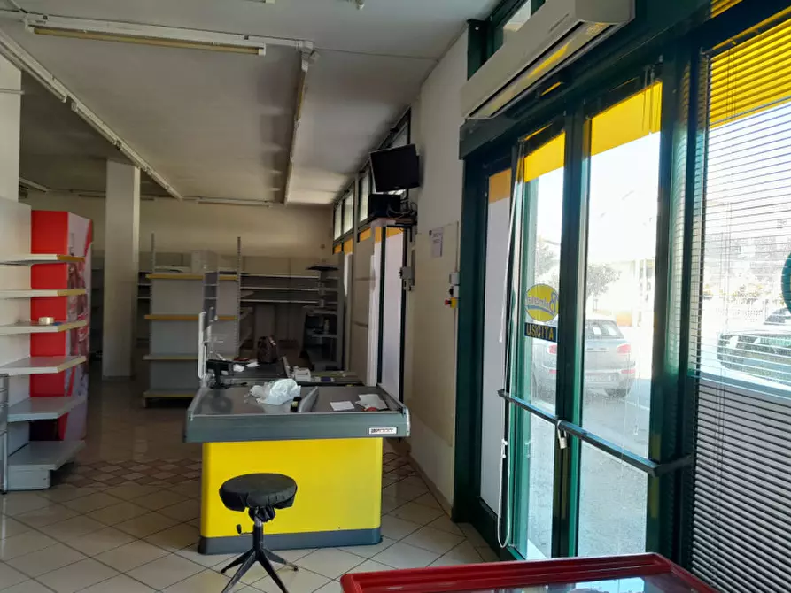 Immagine 6 di Negozio in vendita  in Via Guglielmo Marconi 5 a San Pietro Viminario
