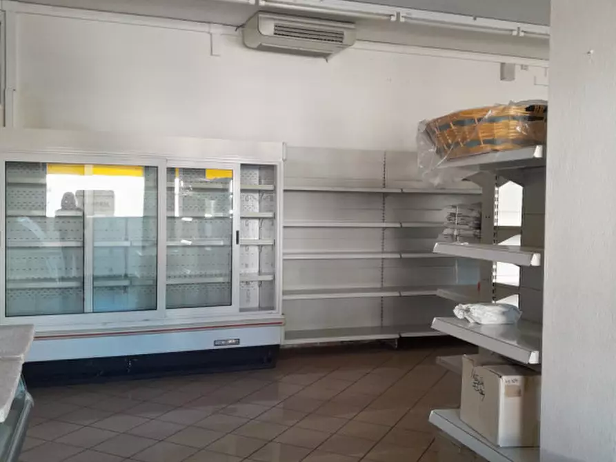 Immagine 8 di Negozio in vendita  in Via Guglielmo Marconi 5 a San Pietro Viminario