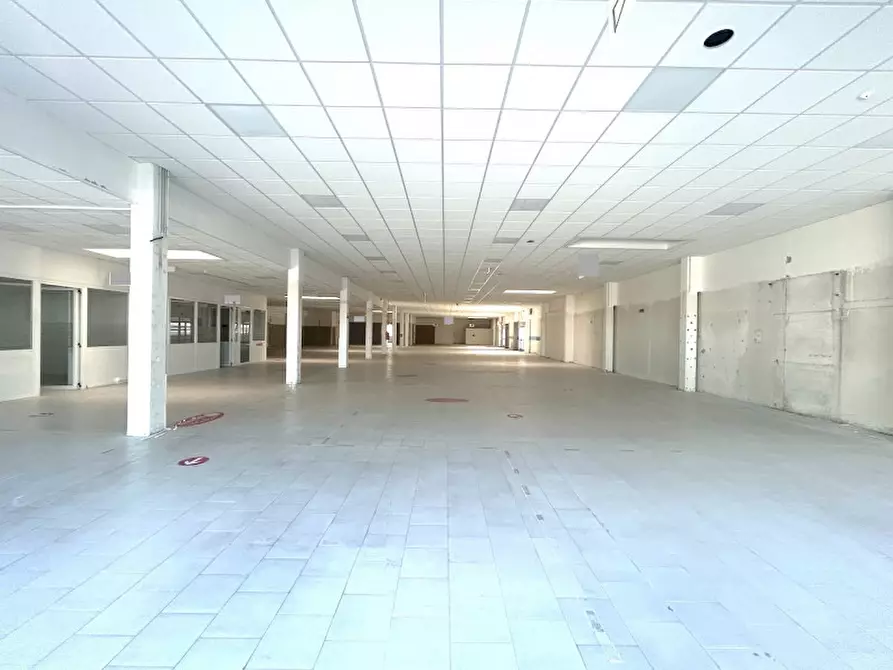 Immagine 1 di Negozio in affitto  in Via Sassonia a Rimini