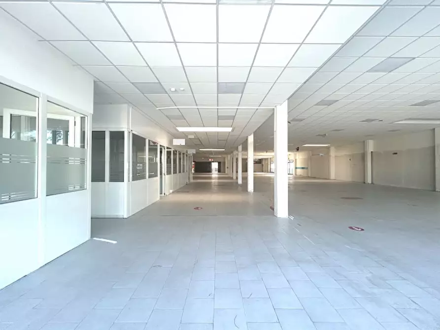 Immagine 2 di Negozio in affitto  in Via Sassonia a Rimini