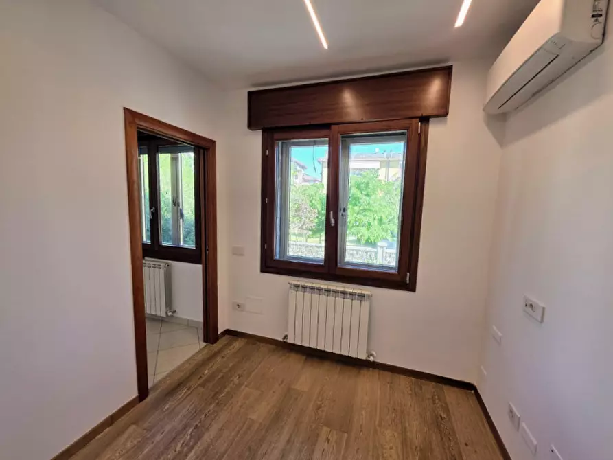 Immagine 8 di Appartamento in vendita  in Viale Mediterraneo a Chioggia