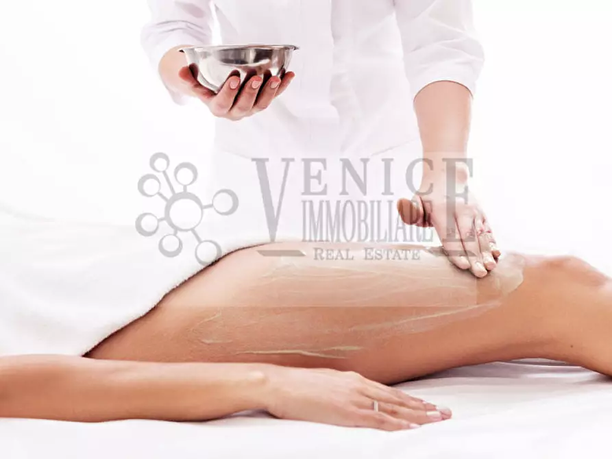 Immagine 2 di Negozio in vendita  a Venezia