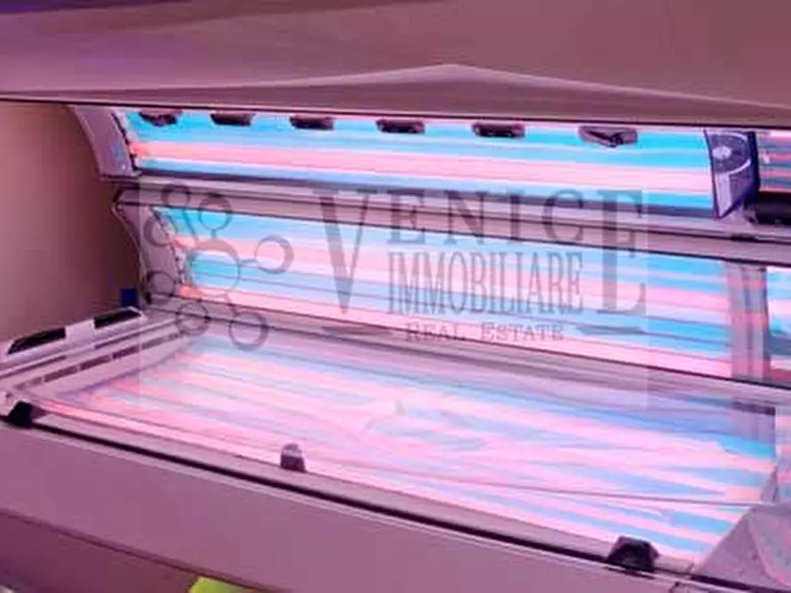 Immagine 4 di Negozio in vendita  a Venezia