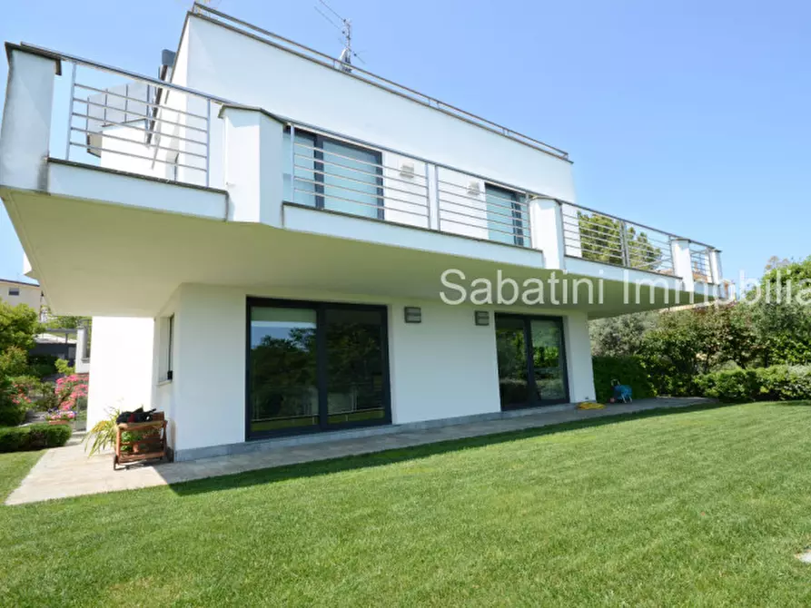 Immagine 1 di Villa in vendita  in strada colle di mezzi 70/2 a Pescara