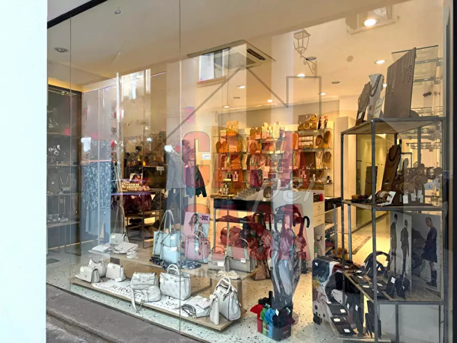 Immagine 1 di Negozio in affitto  in via Roma Monselice a Monselice