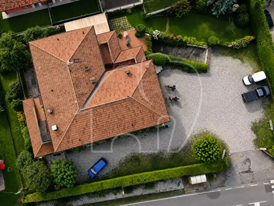Immagine 2 di Palazzo in vendita  a Caprino Veronese