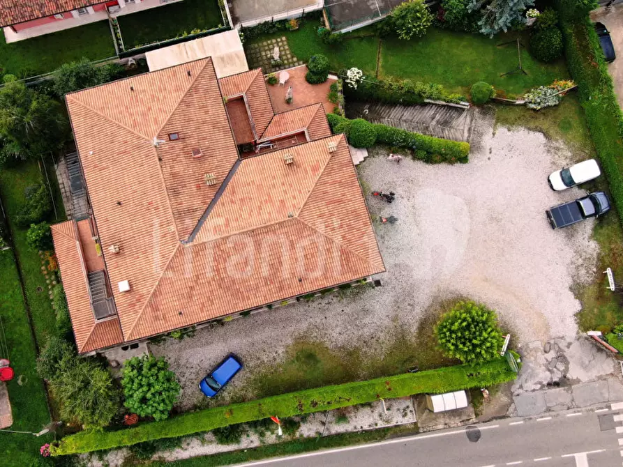 Immagine 2 di Palazzo in vendita  a Caprino Veronese