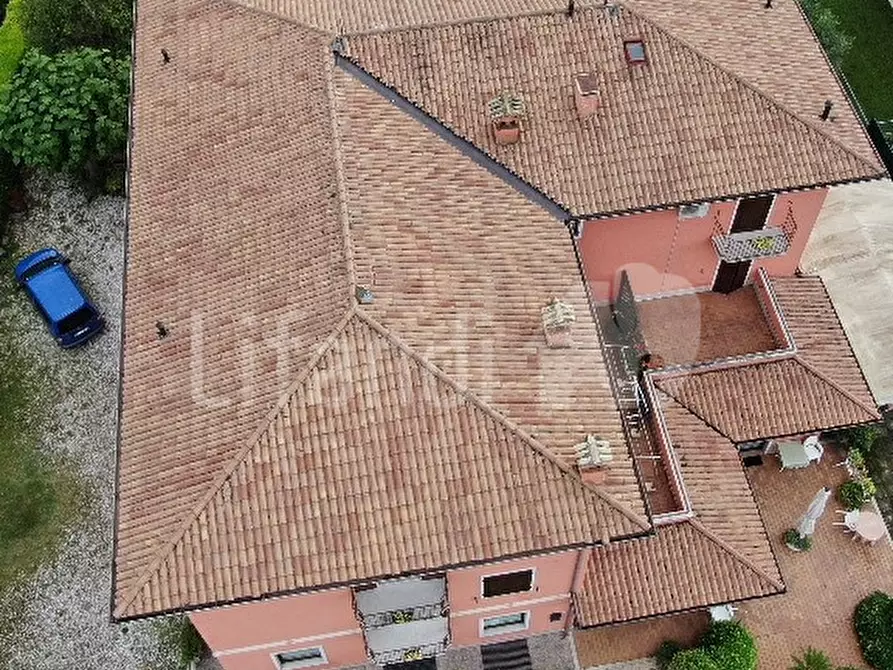 Immagine 3 di Palazzo in vendita  a Caprino Veronese