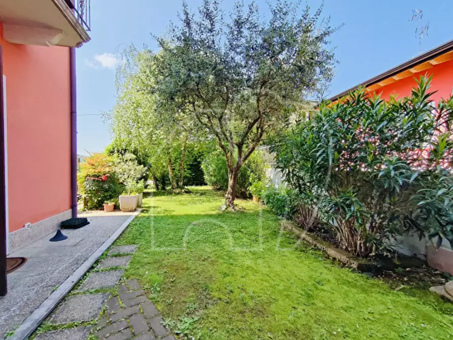 Immagine 5 di Palazzo in vendita  a Caprino Veronese