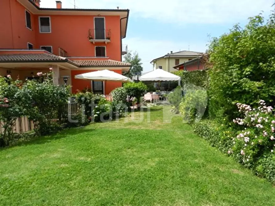 Immagine 5 di Palazzo in vendita  a Caprino Veronese