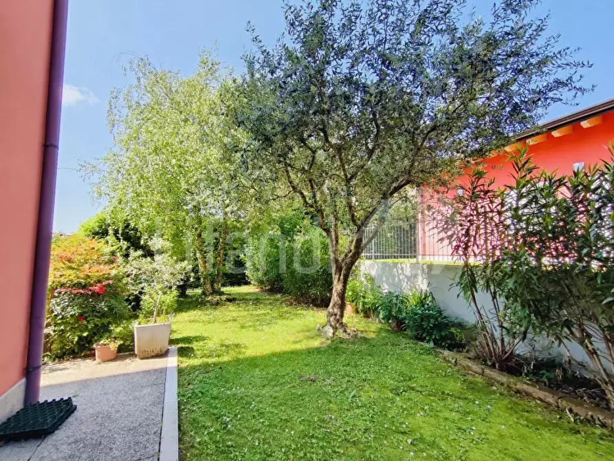 Immagine 6 di Palazzo in vendita  a Caprino Veronese