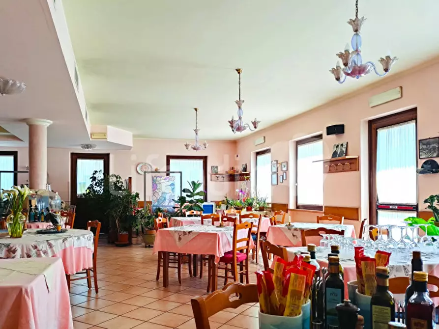 Immagine 9 di Palazzo in vendita  a Caprino Veronese