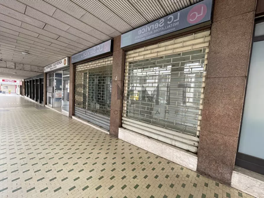 Immagine 3 di Negozio in vendita  in via Guglielmo Marconi 4 a Schio