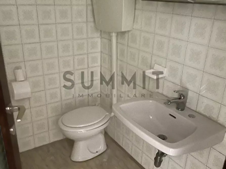 Immagine 15 di Negozio in vendita  in via Guglielmo Marconi 4 a Schio