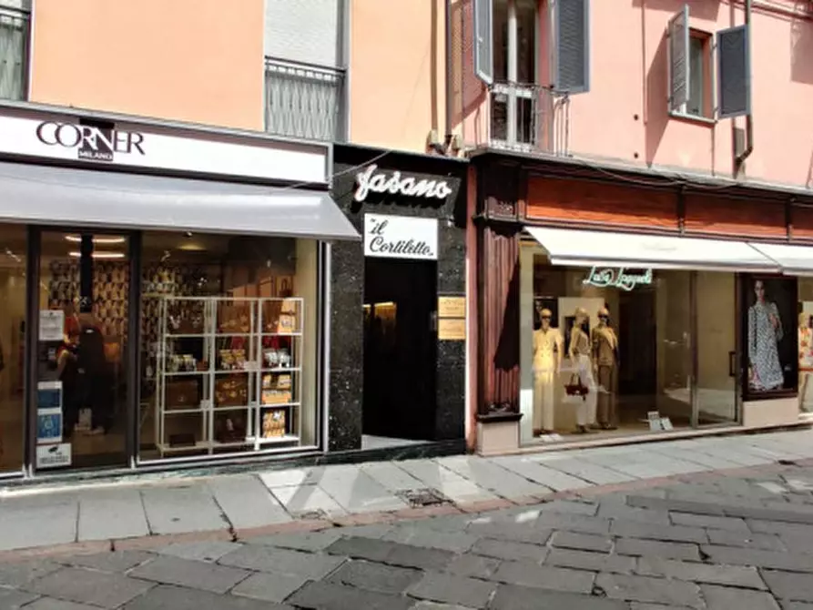 Immagine 2 di Negozio in vendita  in Corso Vittorio Alfieri 281 a Asti
