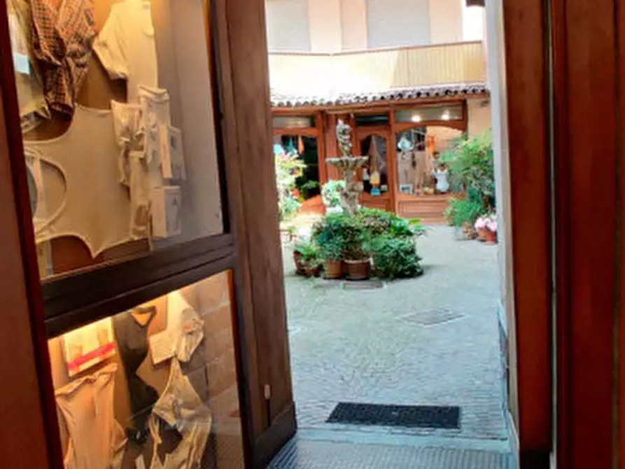 Immagine 5 di Negozio in vendita  in Corso Vittorio Alfieri 281 a Asti