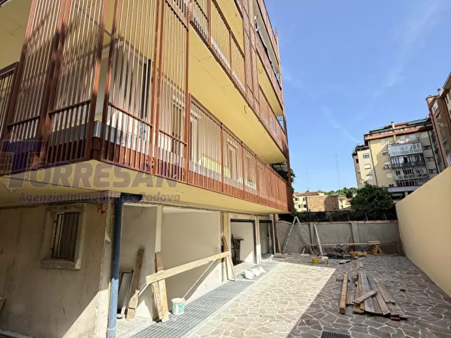 Immagine 2 di Appartamento in vendita  in via savonarola a Padova